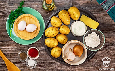 Подготовьте продукты. Очистите картофель, лук и чеснок.