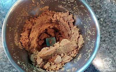 Арахис подсушите на сухой сковороде. Подсушенный арахис измельчите в блендере в мелкую крошку.