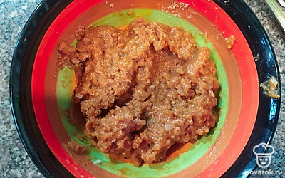 Сливочное масло разотрите с сахаром. Соедините в миске арахис и масло с сахаром, вбейте яйцо и все тщательно перемешайте.