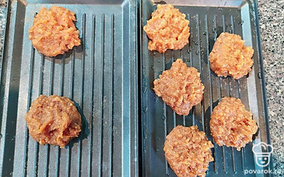 Ложкой выложите печенье на антипригарный противень или пергаментную бумагу. Выпекайте в разогретой до 180 °С духовке 20 минут.