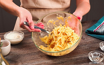 Добавьте в натертый картофель два яйца, сыр, лук, чеснок, соль и перец. Перемешайте до однородной массы. Затем добавьте муку и перемешайте еще раз.