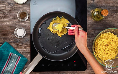 Сформируйте тонкие оладьи. Разогрейте сковороду, налейте туда растительное масло, затем выложите драники. Обжаривайте до румяной корочки, примерно по 2 минуты с каждой стороны.