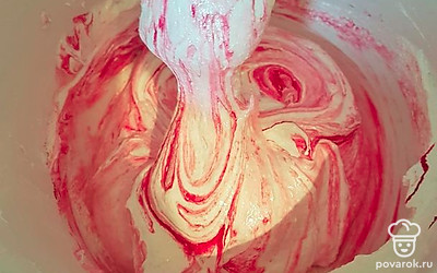 Яичные белки взбейте с сахаром до хороших пиков и добавьте краситель.