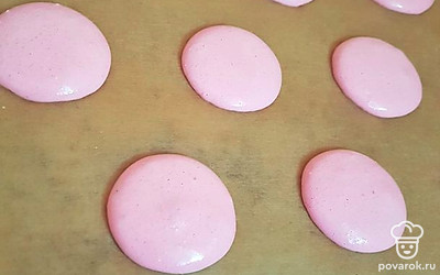 Получившееся тесто переложите в кондитерский мешок. Высаживайте небольшие кружки диаметром 2,5 см и оставьте на открытом воздухе на 15 минут.
