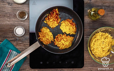 Готовые драники выложите на тарелку, подав со сметаной. Приятного аппетита!