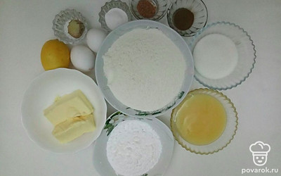 Измельчите имбирь на мелкой терке и выжмите сок с лимона.