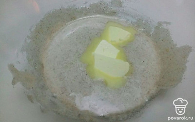 В сотейнике прогрейте мед, сахарный песок, имбирь и корицу, пока не раствориться сахар. Получившуюся массу перелейте в глубокую миску, добавьте соду, сливочное масло и перемешайте.