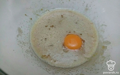 К полученный массе добавьте яйцо, взбейте миксером. Муку добавляете не большими порциями, замешайте тесто. Заверните в пищевую пленку и отправьте в холодильник на пару часов.