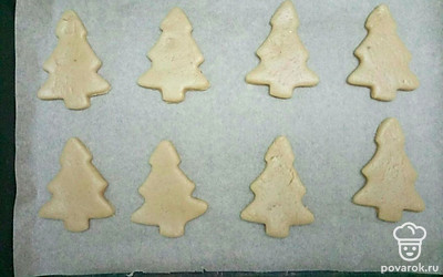 Готовое тесто раскатайте на пергаментной бумаге, толщиной 4 см. Вырежьте печенье желаемой формы. Вырезанное печенье, выпекаем при температуре 180 градусов 10 минут.
