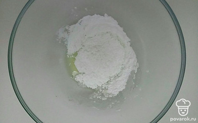 Приготовьте глазурь: к яичному белку добавьте просеянную сахарную пудру, несколько капель лимонного сока, взбивайте миксером в течение минуты. Как только остынут пряники украсьте их готовой глазурью.