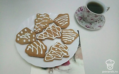 При приготовлении глазури можно добавить пищевые красители, тогда пряники пучатся разноцветными. Что привлечет внимание гостей, собранных за столом. А также остывшее печенье можете украсить сахарной пудрой, что очень символично в зимнее время.