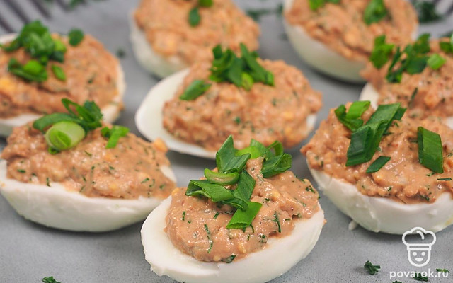 Яйца, фаршированные печенью трески — Рецепт с фото