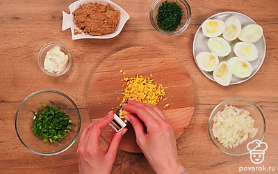 Желтки мелко измельчите или натрите на терке.