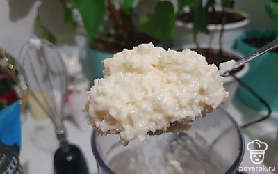 К взбитым белкам добавьте 120 гр кокосовой стружки, перемешайте и слепите овальные комочки в виде печенья.