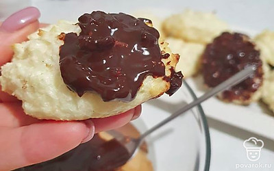 Растопите шоколад в микроволновке или на паровой бане и смажьте сверху свежеиспеченное печенье.