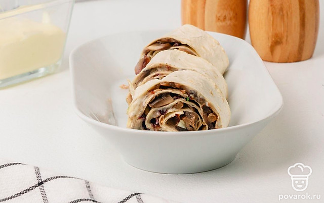 Рулет со сливочным сыром, грибами и луком — Рецепт с фото