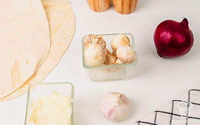 Выложите все ингредиенты на стол, поставьте сковороду на плиту разогреваться с небольшим количеством растительного масла. Промойте грибы под проточной холодной водой, почистите лук и чеснок.