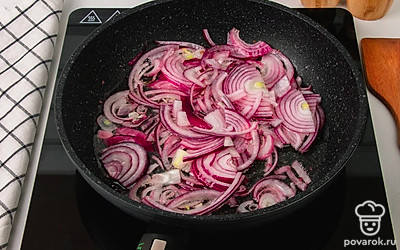 На разогретую сковороду выложите нарезанный лук, обжаривайте до готовности. Лук должен быть мягким и не должен хрустеть. Переложите обжаренный лук в чистую тару.