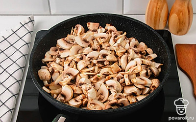 На сковороду выложите нарезанные грибы и чеснок, добавьте соль и перец по вкусу. Обжаривайте грибы до готовности. Они должны быть мягкими и стать примерно в два раза меньше в объеме. Переложите готовые шампиньоны в чистую тару.