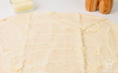 Разложите лист лаваша, смажьте равномерным слоем сливочного сыра.