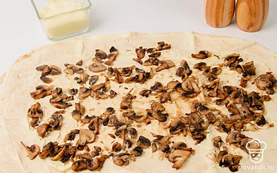 Равномерно распределите по смазанному сыром лавашу обжаренные грибы.