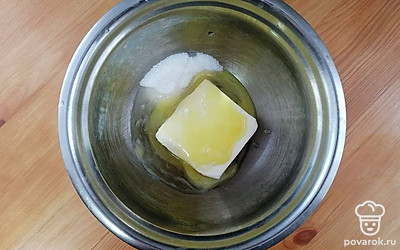 В глубокой миске растопите сливочное масло, добавьте сахар, мед, желток и взбейте.