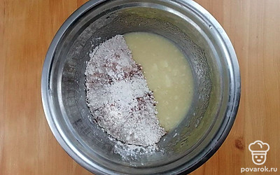 Смешайте муку, разрыхлитель, соль и специи. Затем смешайте сухие ингредиенты и жидкую массу.