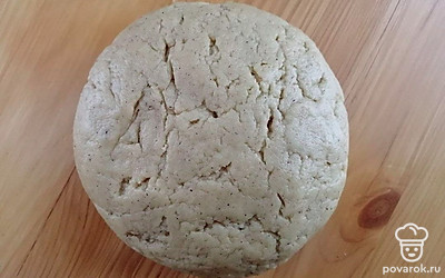 Все тщательно перемешайте, замесите крутое тесто и уберите в холодильник на 60 минут.