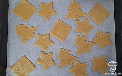 Противень и застелите бумагой для выпечки. Раскатайте тесто толщиной примерно 5-7 мм. Возьмите любые формочки для печенья и вырежьте из теста фигурки. Положите на подготовленный противень и выпекайте в предварительно разогретой духовке при температуре 180 °C 10-15 минут. Пока печенье печется, сделайте глазурь: белок взбейте с сахаром до устойчивых пиков и уберите в холодильник. Готовое печенье выньте из духовки, дайте остыть и разложите на широком блюде.