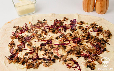 На грибы выложите обжаренный лук