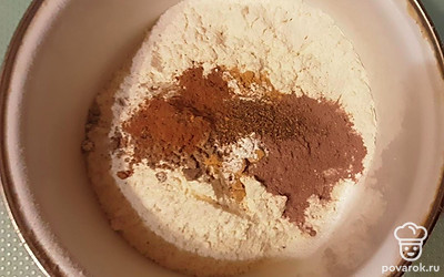 Возьмите глубокую миску, просейте муку. В просеянную муку добавьте все специи, соль и разрыхлитель. Все тщательно перемешайте.
