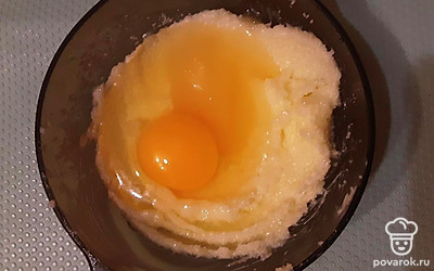 Возьмите небольшую миску положите в нее сахарную пудру и размягченное сливочное масло. Разотрите масло с пудрой до однородной консистенции. В масляную смесь вбейте яйцо и добавьте мед. Еще раз все перемешайте до однородной массы.