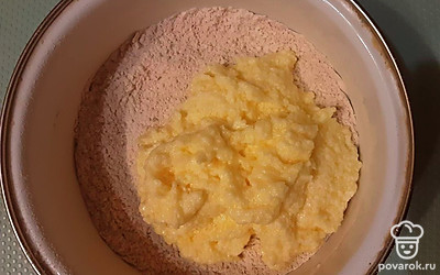 В муку со специями добавьте смесь масла и яиц. Руками вымешивайте смесь, пока не получиться однородное, эластичное тесто, которое не прилипает к рукам и емкости. Оставьте готовое тесто в холодильнике на час.