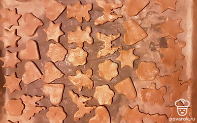 : Достаньте тесто из холодильника, дайте ему немного полежать при комнатной температуре. Раскатайте пласт шириной около 2х миллиметров. Далее фигурными формочками нарежьте тесто. Фигурки из теста поместите на противень, покрытый бумагой для запекания, и запекайте в разогретой до 180 градусов духовке 10 минут.