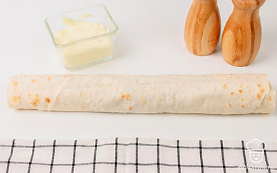 Заверните лаваш в рулет.