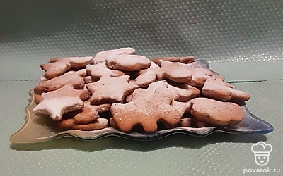 Готовые печенья достаньте из духовки, выложите на большое блюдо и дайте немного остыть. Имбирные печенья можно украсить сахарной пудрой, посыпав сверху или сахарной глазурью. Если вы хотите преподнести эти вкусные печенья в качестве подарка, то можно сложить их в красивую коробочку или сложить стопочкой и перевязать ленточкой.