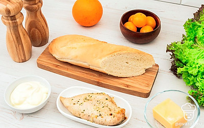 Подготовьте все ингредиенты. Куриное филе отварите либо запеките в духовке в течение 20 минут. Помойте листья салата и помидоры черри. Очистите апельсин.