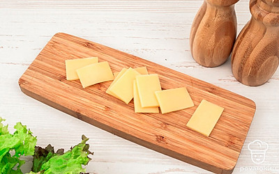 Сыр нарежьте тонкими ломтиками толщиной 2-3 мм.