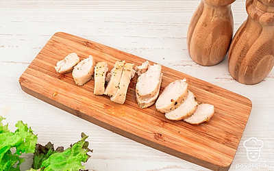 Куриное филе также нарежьте тонкими ломтиками.