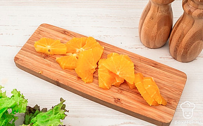 Апельсин нарежьте дольками.