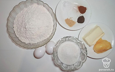 Подготовьте все необходимые ингредиенты для приготовления печенья, противень для выпекания, скалку, пищевую пленку, небольшую кастрюльку, формы для теста, полиэтиленовый пакет для глазури.