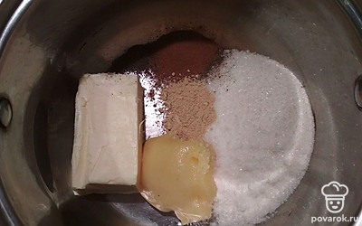 В подготовленную кастрюльку насыпьте сахар, добавьте сливочное масло, мед и все специи. Хорошо перемешайте, поставьте кастрюльку на небольшой огонь и продолжая помешивать смесь, доведите ее до кипения.