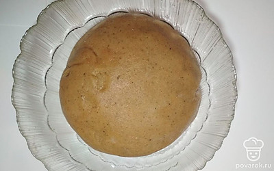 Снимите кастрюльку с огня и добавьте в смесь пищевую соду, хорошо перемешайте и оставьте на 5-7 минут. Теперь вбейте яйцо, насыпьте муку и замесите эластичное мягкое тесто.