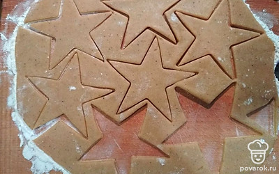 Приготовленное тесто, разделите на две половины. Одну половинку обверните пищевой пленкой и отложите в сторону. Вторую половину теста раскатайте скалкой в круг, толщиной 4-5 мм, и формами для теста вырежьте из раскатанного круга фигурки.