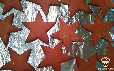 Смажьте противень подсолнечным маслом, выложите на него вырезанные фигурки из теста. Разогрейте духовку до 180 °C, и отправьте в нее противень с печеньем на 15 минут. Края печенья должны покрыться красивой румяной корочкой. Точно также приготовьте вторую половину теста. Все приготовленное печенье полностью остудите.