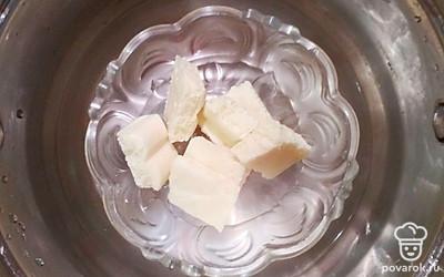 Растопите отдельно молочный и черный шоколад на «водяной бане». Перелейте шоколад в полиэтиленовый пакет, при помощи зубочистки, сделайте в нем маленькую дырочку и, выдавливая, через нее шоколад, украсьте им на свой вкус печенье.