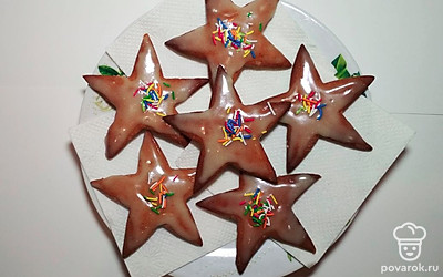 Подавайте домашнее рождественское имбирное печенье с медом на красивом большом блюде со свежезаваренным кофе или с апельсиновым соком.