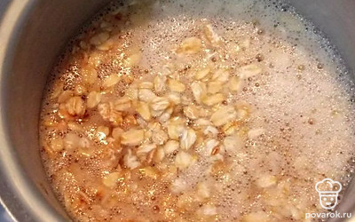 Сварите овсяную кашу.