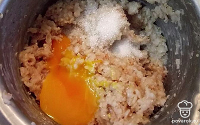 Отделите белок от желтка. В кашу добавьте желток, сахар и соль, перемешайте. Белок взбейте в пену.