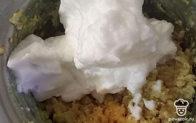 Добавьте белок к овсяной массе и перемешайте. Положите изюм. Перемешайте.